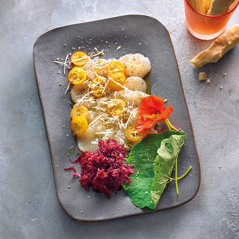 Jakobsmuschelcarpaccio mit Grissini