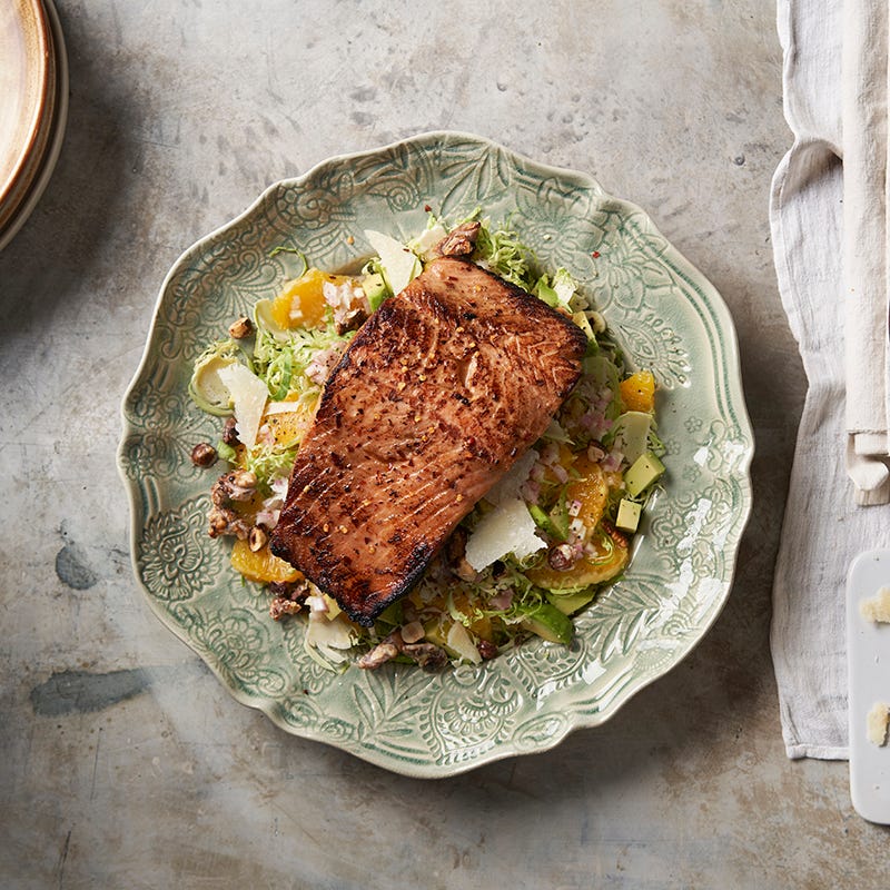 ViktVäktarna - Strimlad brysselkålssallad med honungsstekt lax