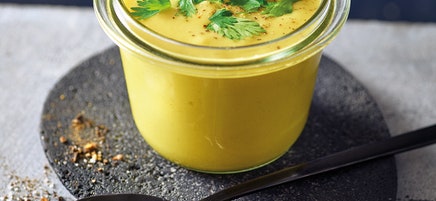 Gelbe-Bete-Ingwersuppe mit Koriander