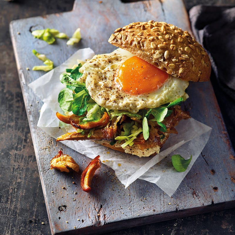 Geflügelburger mit Spitzkohl und Ei