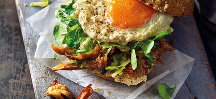 Geflügelburger mit Spitzkohl und Ei