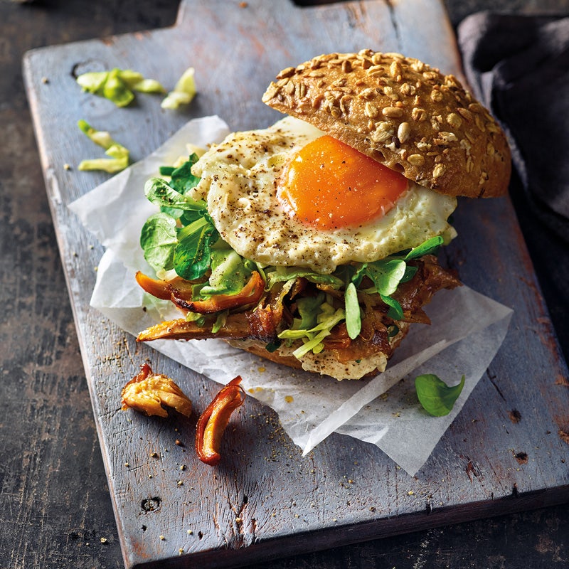 Geflügelburger mit Spitzkohl und Ei