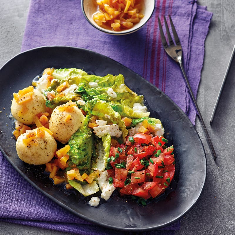 Grießknödel mit gebratenem Salat