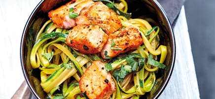 Zoodles mit Lachswürfeln