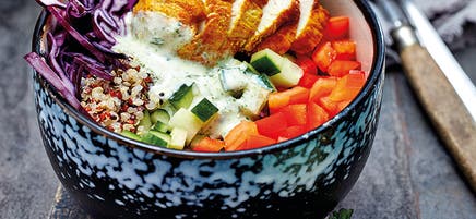 Bunte Quinoabowl mit Kräuter-Joghurt-Dressing