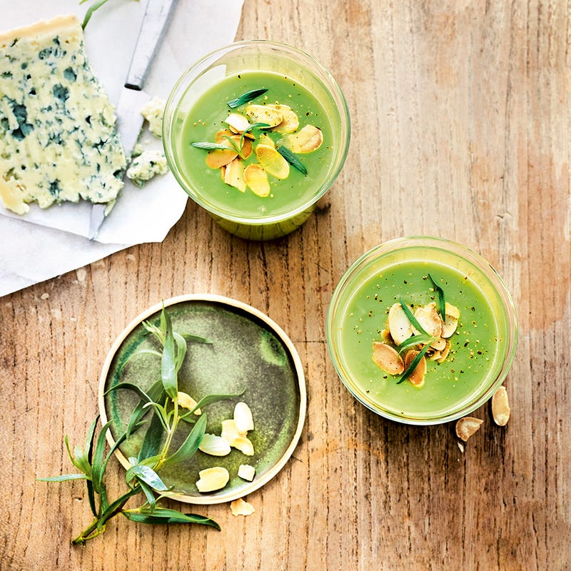 Gaspacho glacé aux fèves, nuage de bleu et amandes