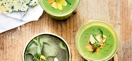 Gaspacho aux fèves, nuage de bleu et amandes