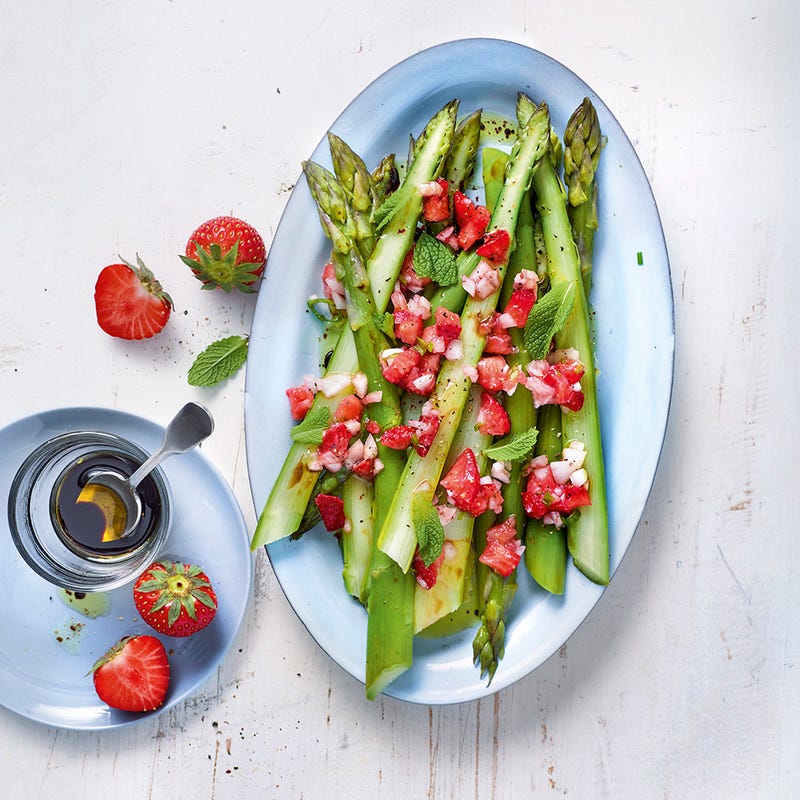 Asperges vertes au tartare de fraises
