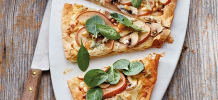 Birnen-Gorgonzola-Flammkuchen mit Spinat