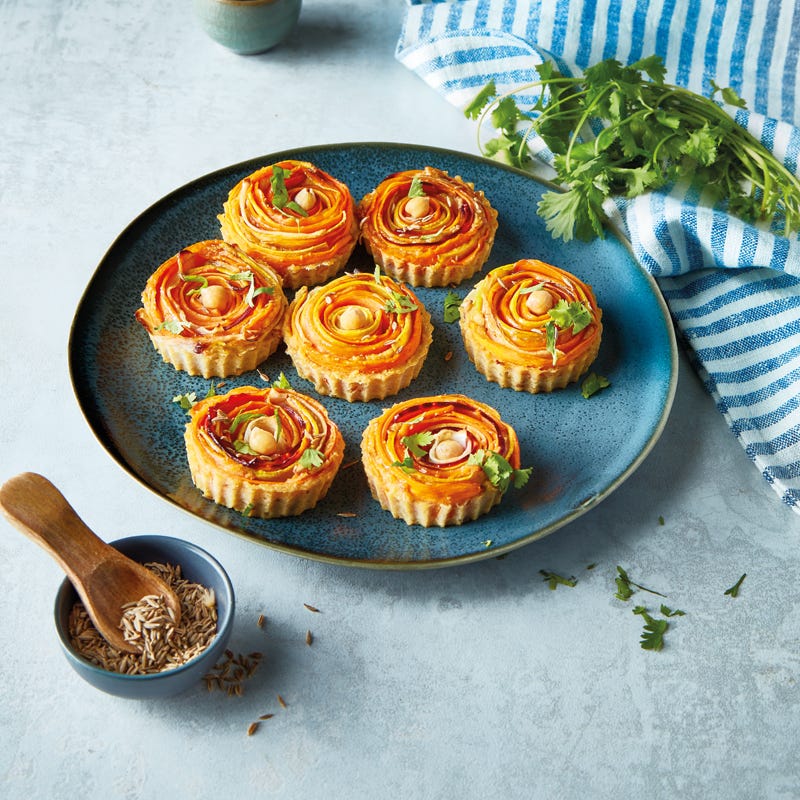 Wirbel-Törtchen mit Wintergemüse und Kichererbsen