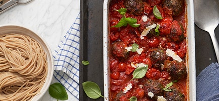 Citron- och vitlöksdoftande köttbullar i tomatsås