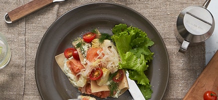 Öppen laxlasagne med kronärtskocka