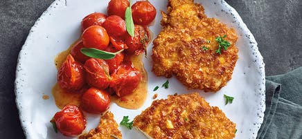 Kalkonschnitzel med sötpotatispommes och stekta tomater