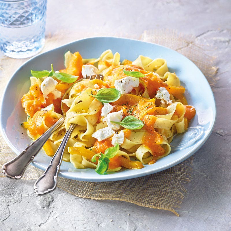 Fettuccine mit Süßkartoffelsauce und Ziegenkäse