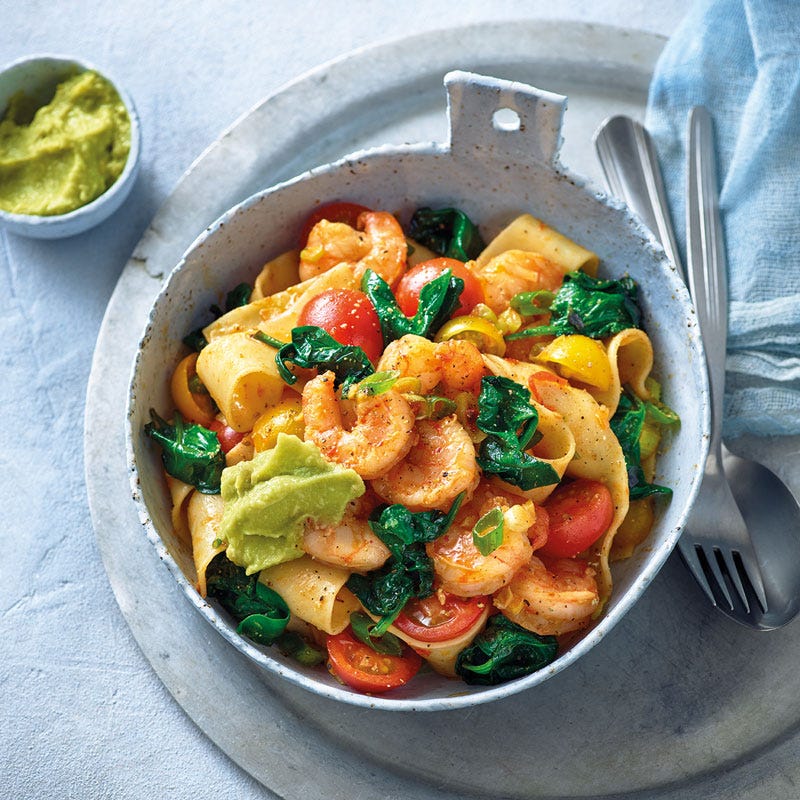 Scharfe Crevetten-Pasta mit Avocadopesto
