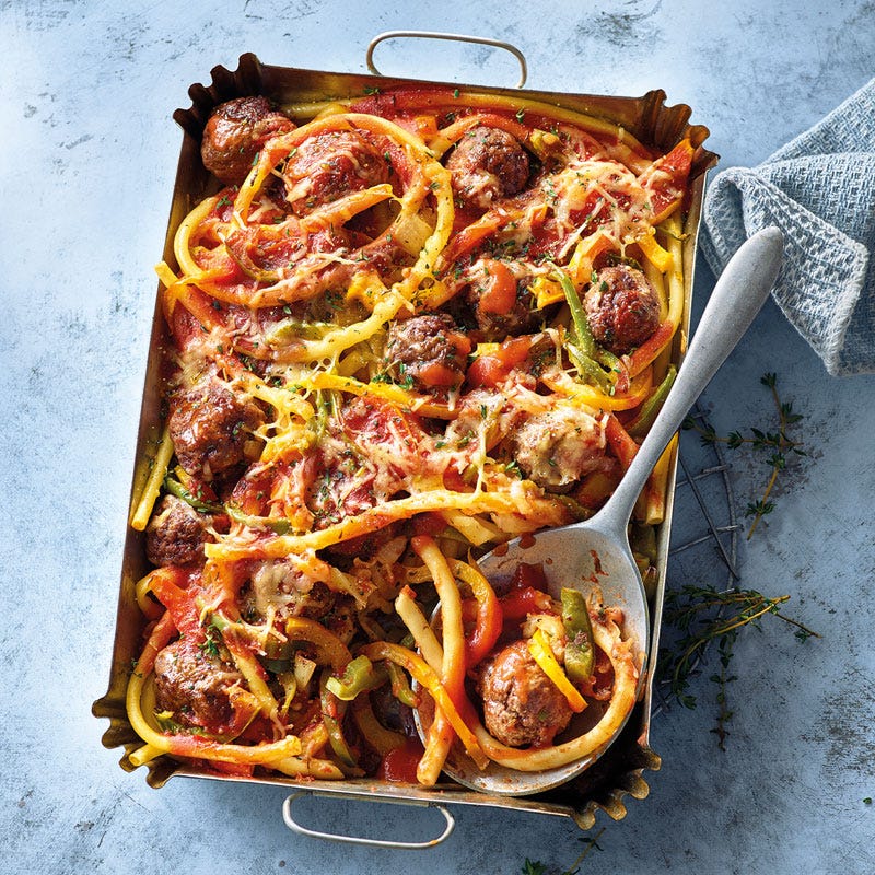 Gebackene Hackbällchen-Pasta mit Paprika