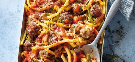 Gebackene Hackbällchen-Pasta mit Peperoni