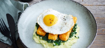 Kartoffelpüree mit Spinat, Fischstäbchen und Spiegelei