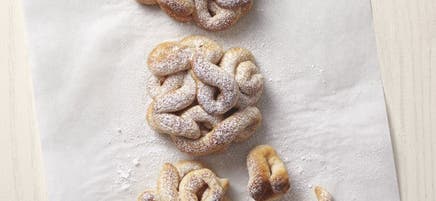 Funnel cakes (beignets plats) frits à l'air