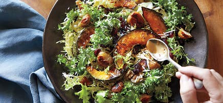Salade de citrouille rôtie et de marrons avec vinaigrette à l'orange et aux canneberges