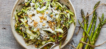 Sparrissallad med pinjenötter och pecorino