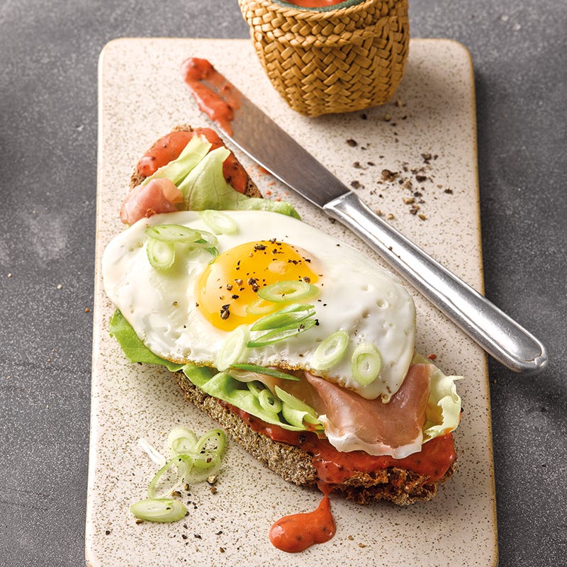 Foto van Sandwich met spiegelei en aardbeienmosterd door WW