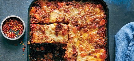 Zoete aardappel lasagne met kalkoen en salie