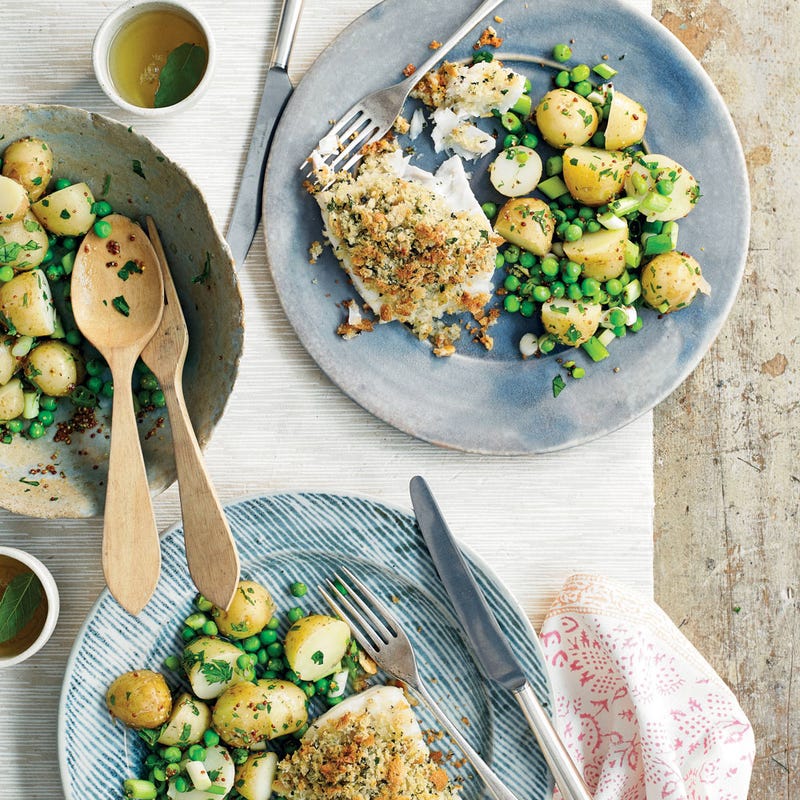 Poisson pané et salade de pommes de terre chaudes
