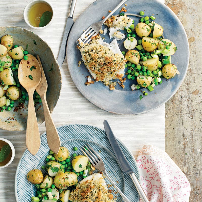 Poisson pané et salade de pommes de terre chaudes