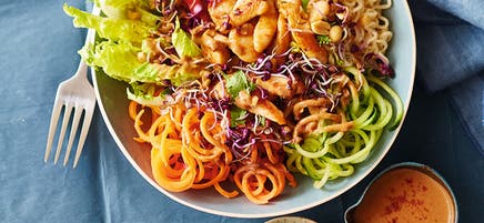 Aziatische bowl met pindadressing