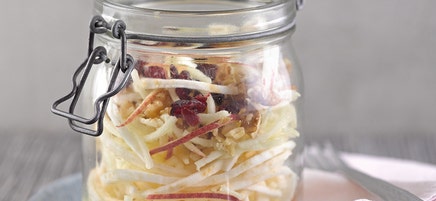 Waldorfsalade in een pot