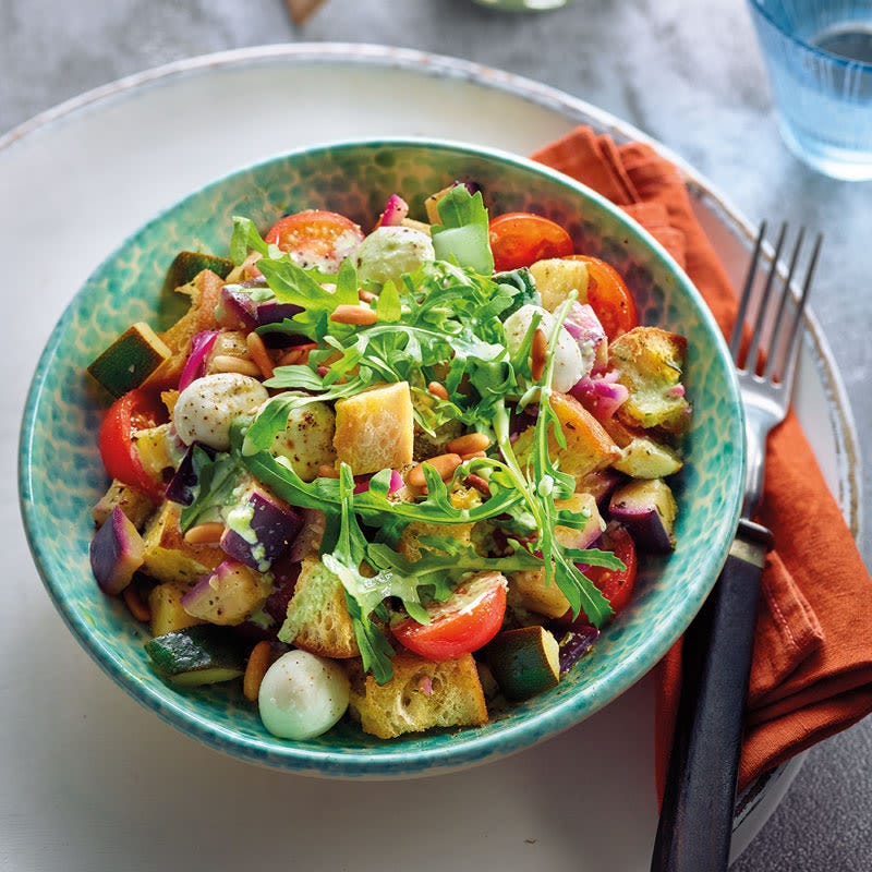 Mediterraner Brotsalat mit Pestodressing