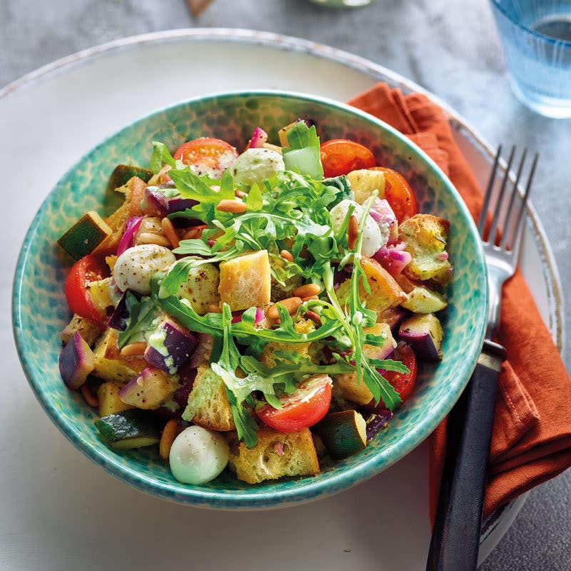 Mediterraner Brotsalat mit Pestodressing