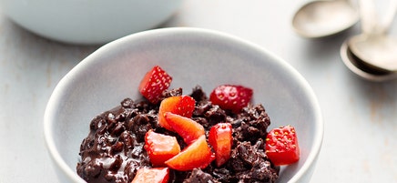 Pudding au riz noir, cacao et fraises