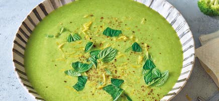 Soupe de petits pois et de brocoli à la menthe