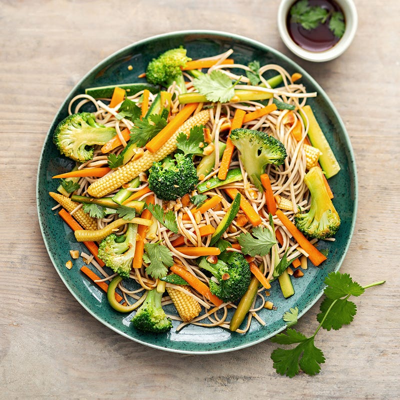 Photo de/du Stir fry de légumes aux cacahuètes et nouilles par WW