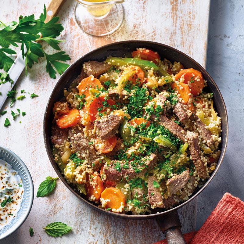 Couscous-Steak-Pfanne mit Minzjoghurt