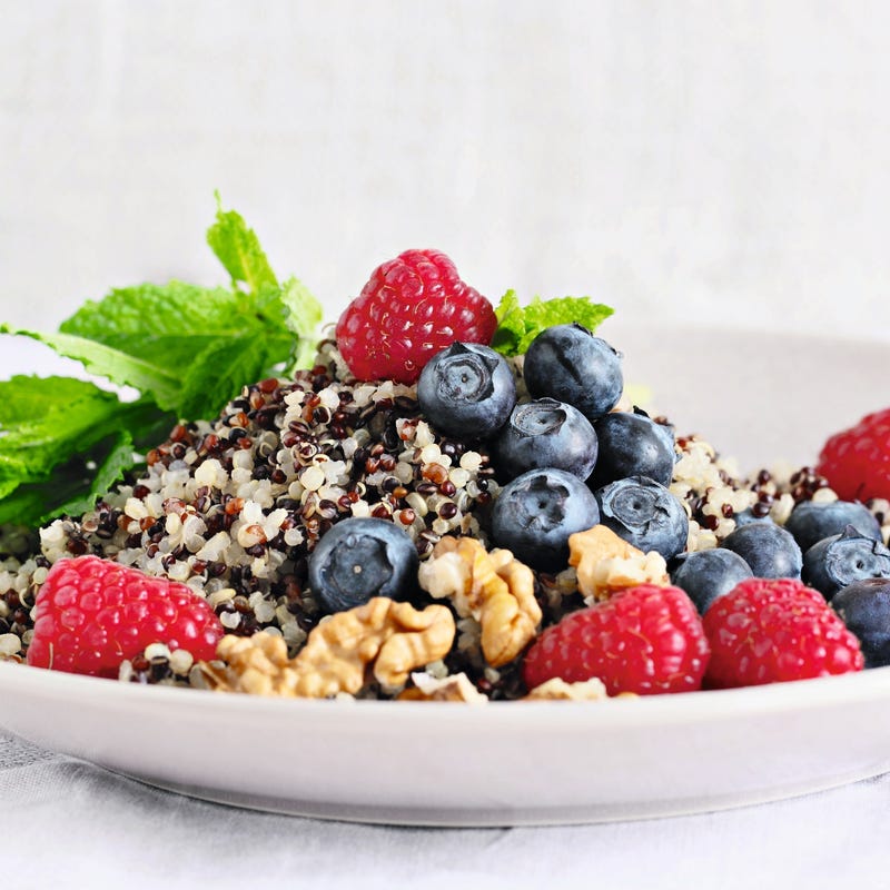 Foto van Quinoa met bessen en amandelen door WW