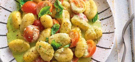 Gnocchi mit Basilikumsauce und Tomaten