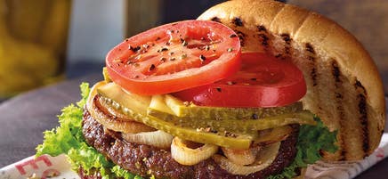 Würziger Burger mit Schmorzwiebeln