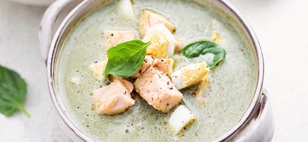 Soupe d'épinards à l'œuf et au saumon