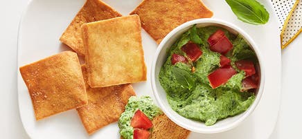 Trempette au basilic et aux épinards et croustilles de pain pita