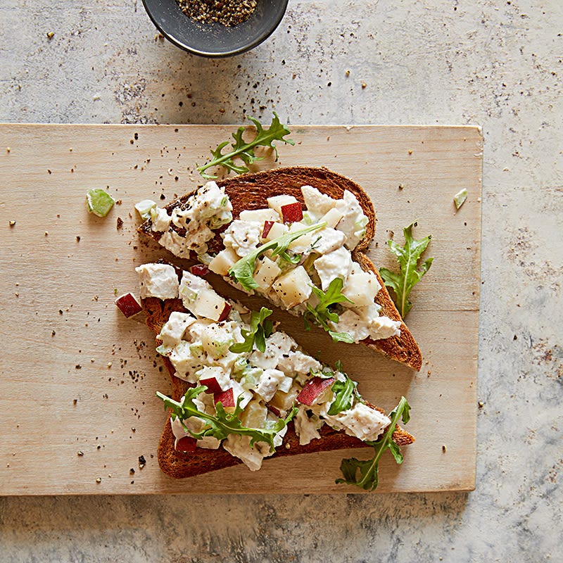 Photo de Sandwich de blé entier à la salade de poulet à la moutarde et au miel par WW