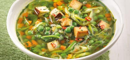 Soupe rafraîchissante de petits pois au tofu fumé