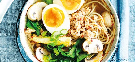 Ramen-Nudelsuppe mit Geflügelhack