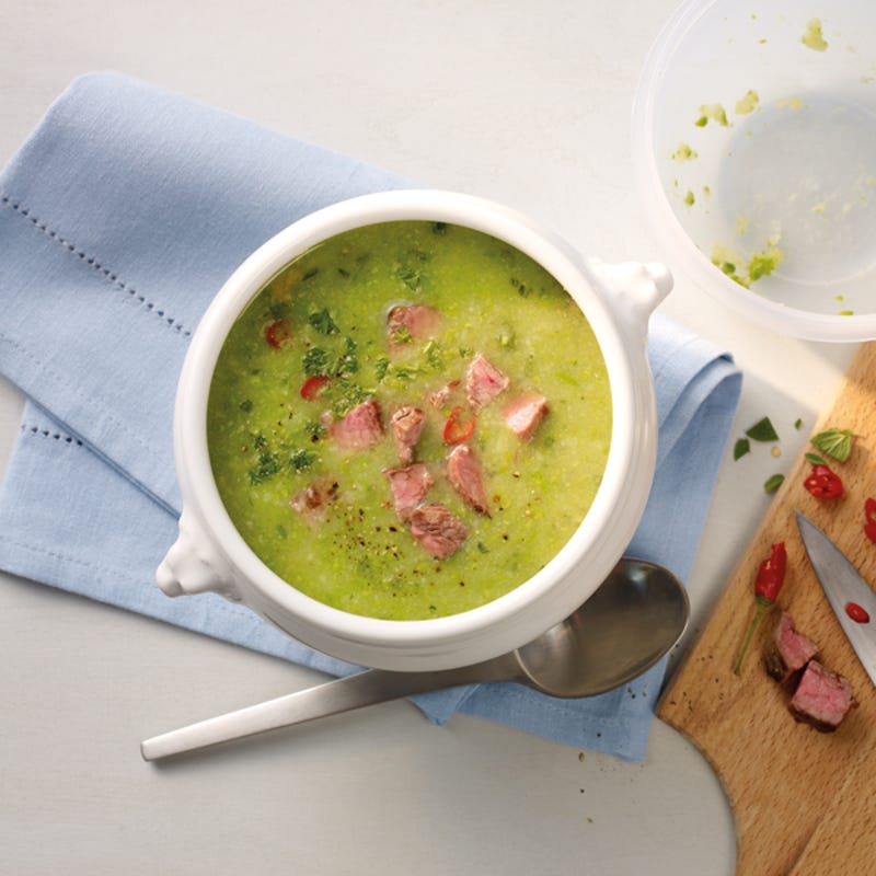 Scharfe Erbsensuppe mit Steakwürfeln