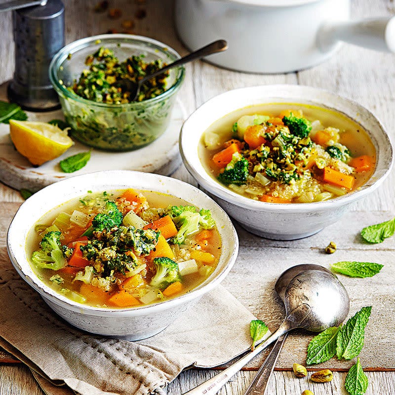 Gemüsesuppe mit Minz-Pesto