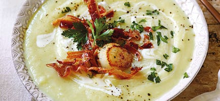 Blumenkohlsuppe mit Jakobsmuscheln und Speck