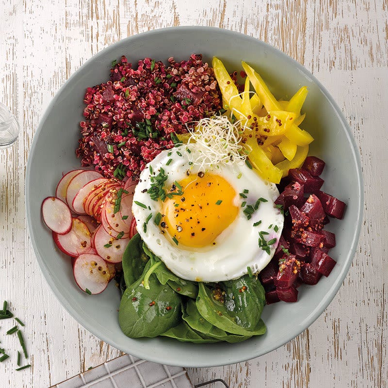 Warme Quinoa-Bowl mit Spiegelei