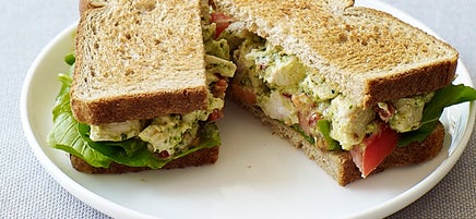 Sandwichs à la salade de poulet au pesto